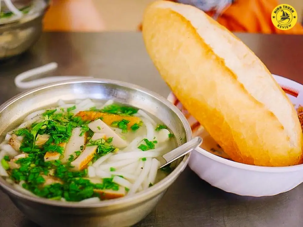 B&aacute;nh canh chả c&aacute; Phan Rang, m&oacute;n ăn nồng n&agrave;n hương vị biển 4