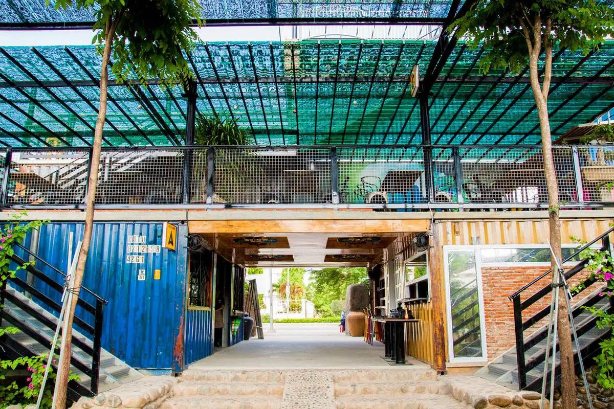Kh&aacute;m ph&aacute; kh&ocirc;ng gian độc đ&aacute;o tại Coffee Container cafe 2