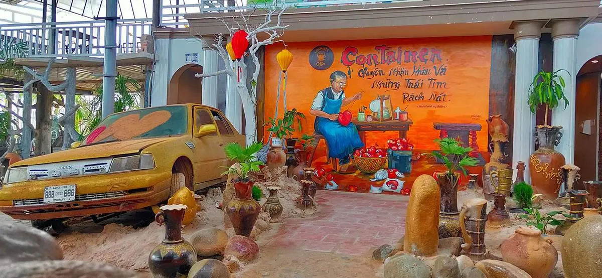 Kh&aacute;m ph&aacute; kh&ocirc;ng gian độc đ&aacute;o tại Coffee Container cafe 5