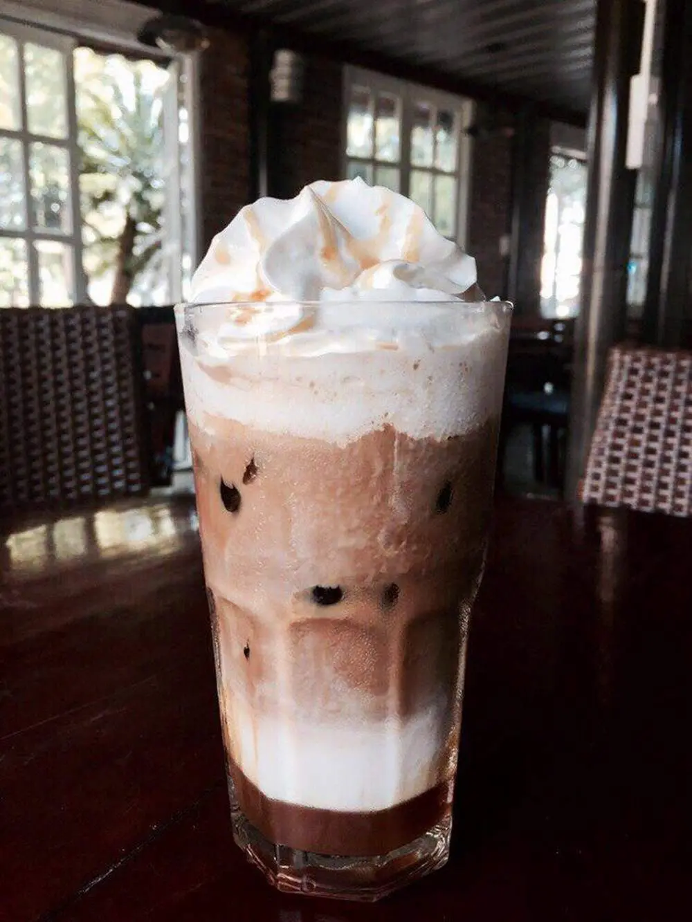 Kh&aacute;m ph&aacute; kh&ocirc;ng gian độc đ&aacute;o tại Coffee Container cafe 7