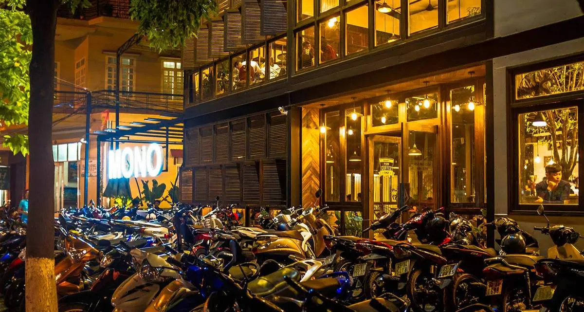 Mono caf&eacute; v&agrave; kh&ocirc;ng gian c&agrave; ph&ecirc; thanh b&igrave;nh, tĩnh lặng 3