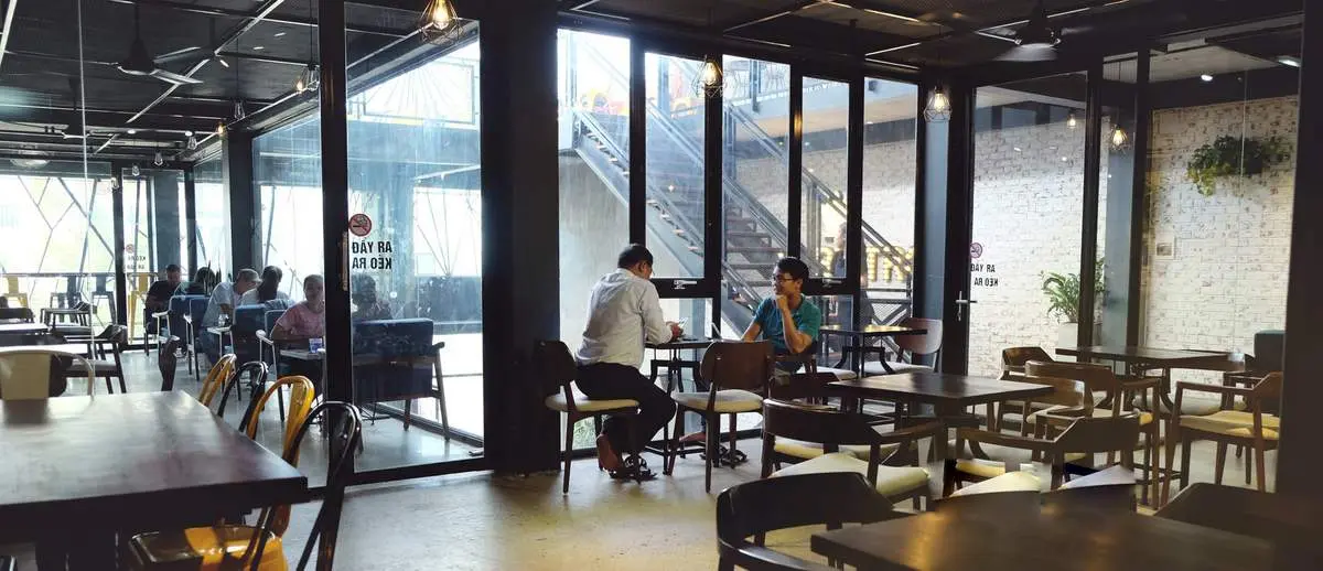 Ghé đến Min Bistro café ngắm hồ cá Koi tuyệt đẹp