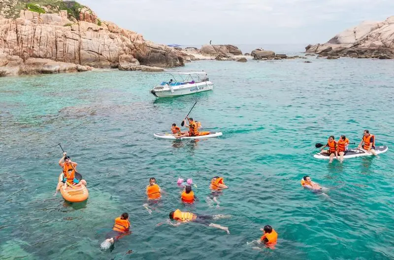 Trải nghiệm t&agrave;u đ&aacute;y k&iacute;nh Vĩnh Hy, kh&aacute;m ph&aacute; vẻ đẹp đại dương 4
