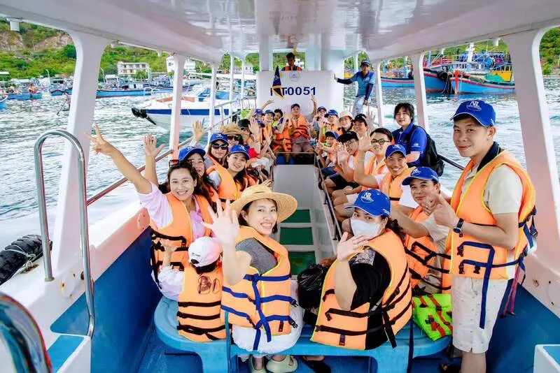 Trải nghiệm t&agrave;u đ&aacute;y k&iacute;nh Vĩnh Hy, kh&aacute;m ph&aacute; vẻ đẹp đại dương 6