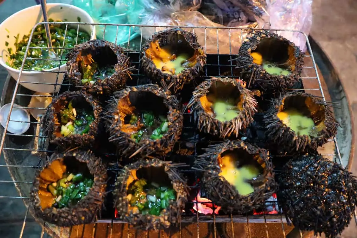 Ăn thử hải sản nướng b&aacute;n rong tr&ecirc;n bờ biển Phan Thiết thơ mộng 6