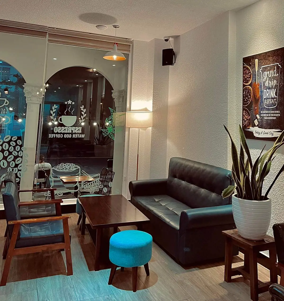 Dừng chân tại quán cafe cổ Phan Thiết tìm lại chút hoài niệm xưa cũ 7