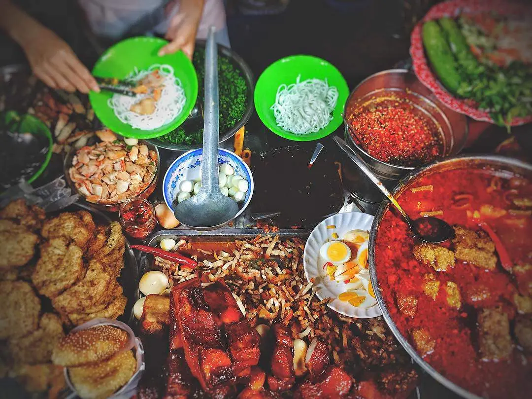 Thưởng thức b&aacute;nh canh chả c&aacute; Phan Thiết tại 10 qu&aacute;n ngon nức tiếng 4