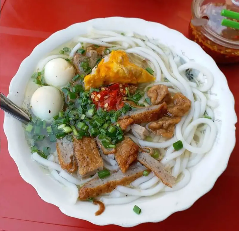 Thưởng thức b&aacute;nh canh chả c&aacute; Phan Thiết tại 10 qu&aacute;n ngon nức tiếng 2