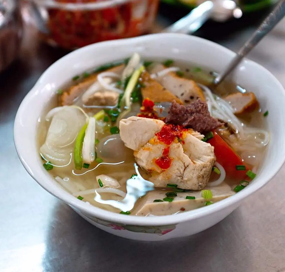 Thưởng thức b&aacute;nh canh chả c&aacute; Phan Thiết tại 10 qu&aacute;n ngon nức tiếng 5
