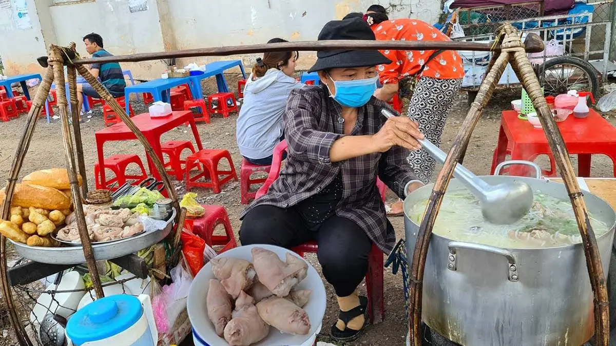 Thưởng thức b&aacute;nh canh chả c&aacute; Phan Thiết tại 10 qu&aacute;n ngon nức tiếng 7