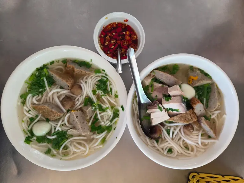 Thưởng thức b&aacute;nh canh chả c&aacute; Phan Thiết tại 10 qu&aacute;n ngon nức tiếng 11