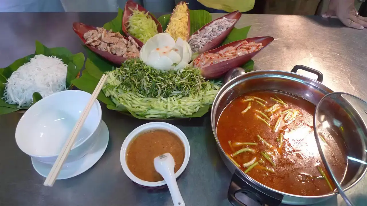 Thưởng thức lẩu thả v&agrave; c&aacute; lồi xối mỡ Phan Thiết ngon trứ danh 4