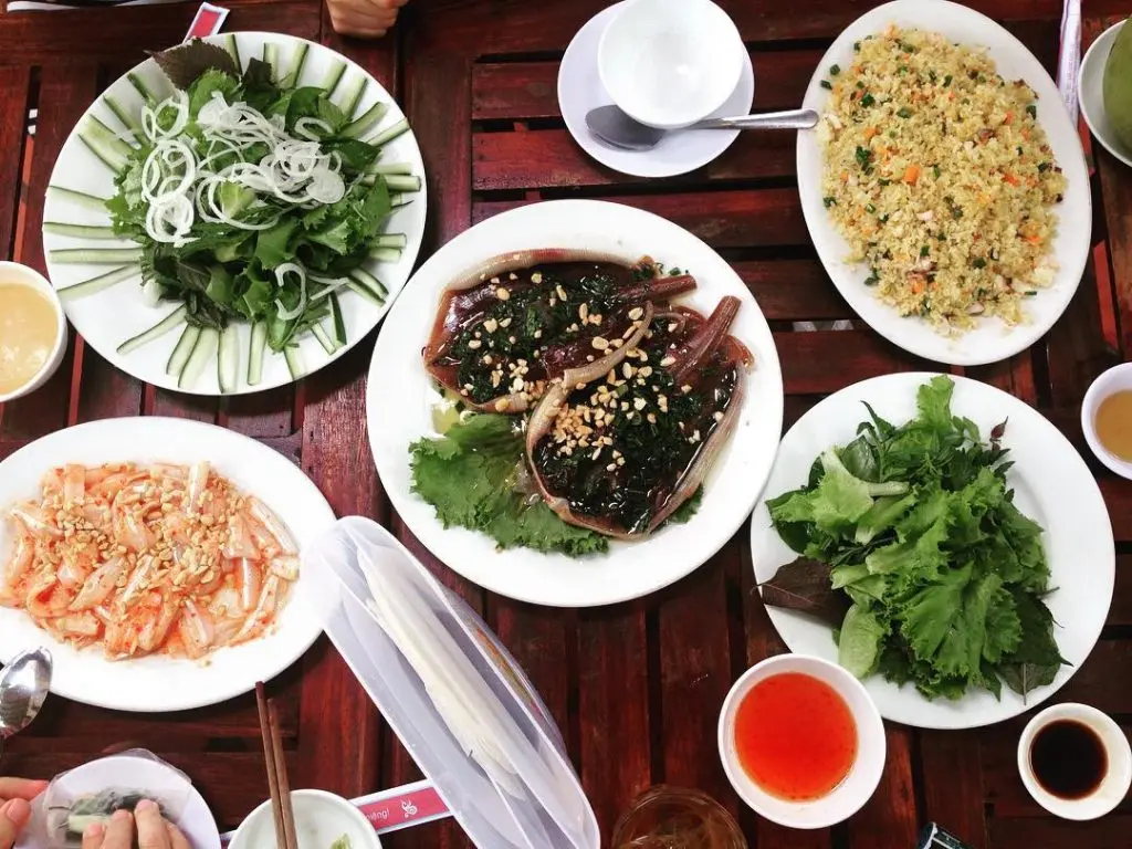 Thưởng thức lẩu thả v&agrave; c&aacute; lồi xối mỡ Phan Thiết ngon trứ danh 6