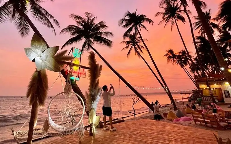 Top 8 qu&aacute;n beach bar s&ocirc;i động tại Phan Thiết đ&aacute;ng trải nghiệm 3