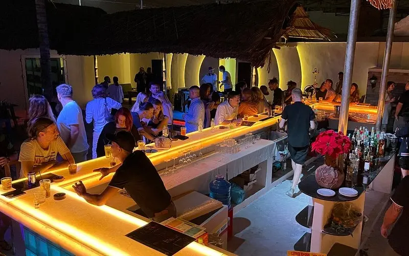 Top 8 qu&aacute;n beach bar s&ocirc;i động tại Phan Thiết đ&aacute;ng trải nghiệm 2