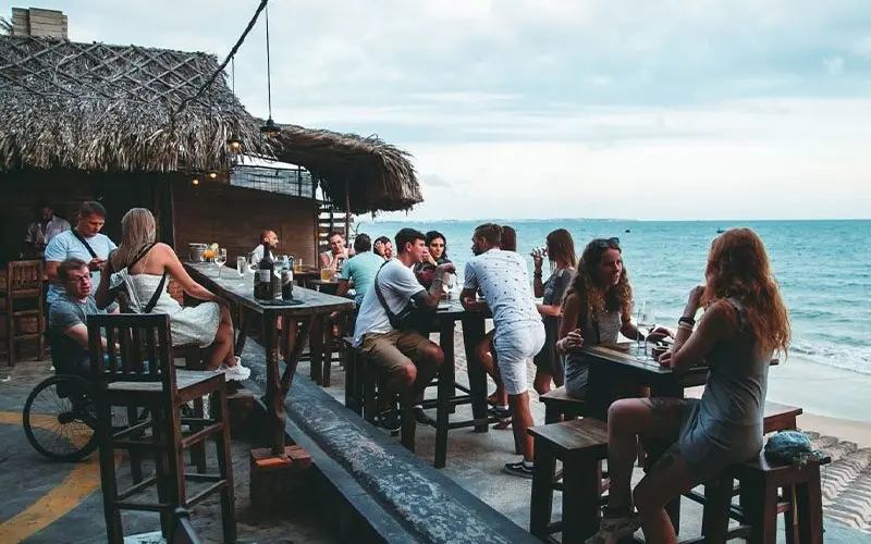 Top 8 qu&aacute;n beach bar s&ocirc;i động tại Phan Thiết đ&aacute;ng trải nghiệm 5