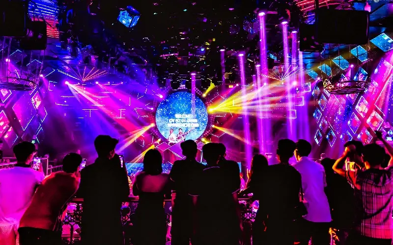 Top 8 qu&aacute;n beach bar s&ocirc;i động tại Phan Thiết đ&aacute;ng trải nghiệm 8