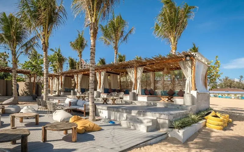 Top 8 qu&aacute;n beach bar s&ocirc;i động tại Phan Thiết đ&aacute;ng trải nghiệm 6