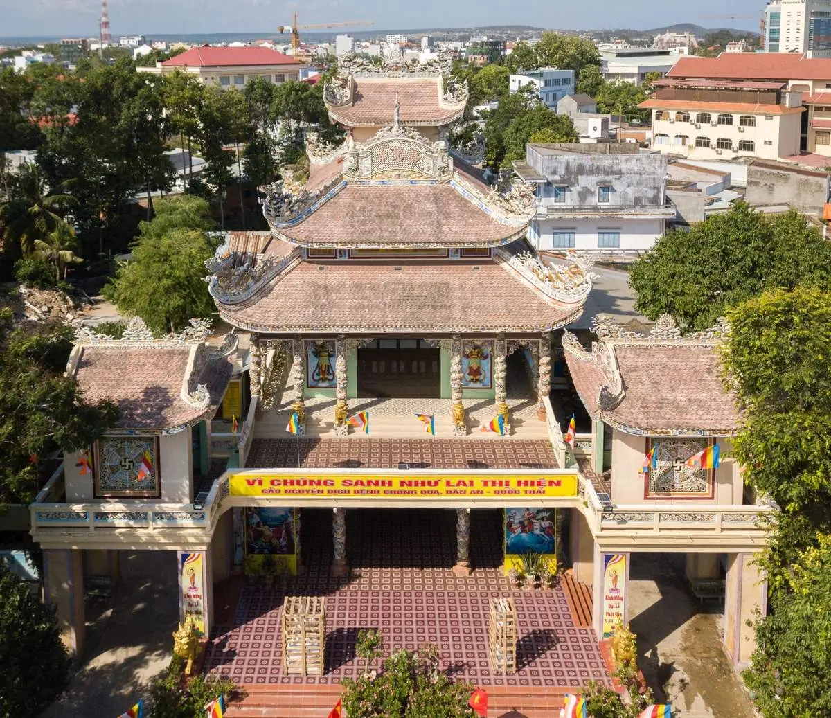 Du lịch Phan Thiết kh&aacute;m ph&aacute; ng&ocirc;i ch&ugrave;a cổ đầy huyền b&iacute; 2