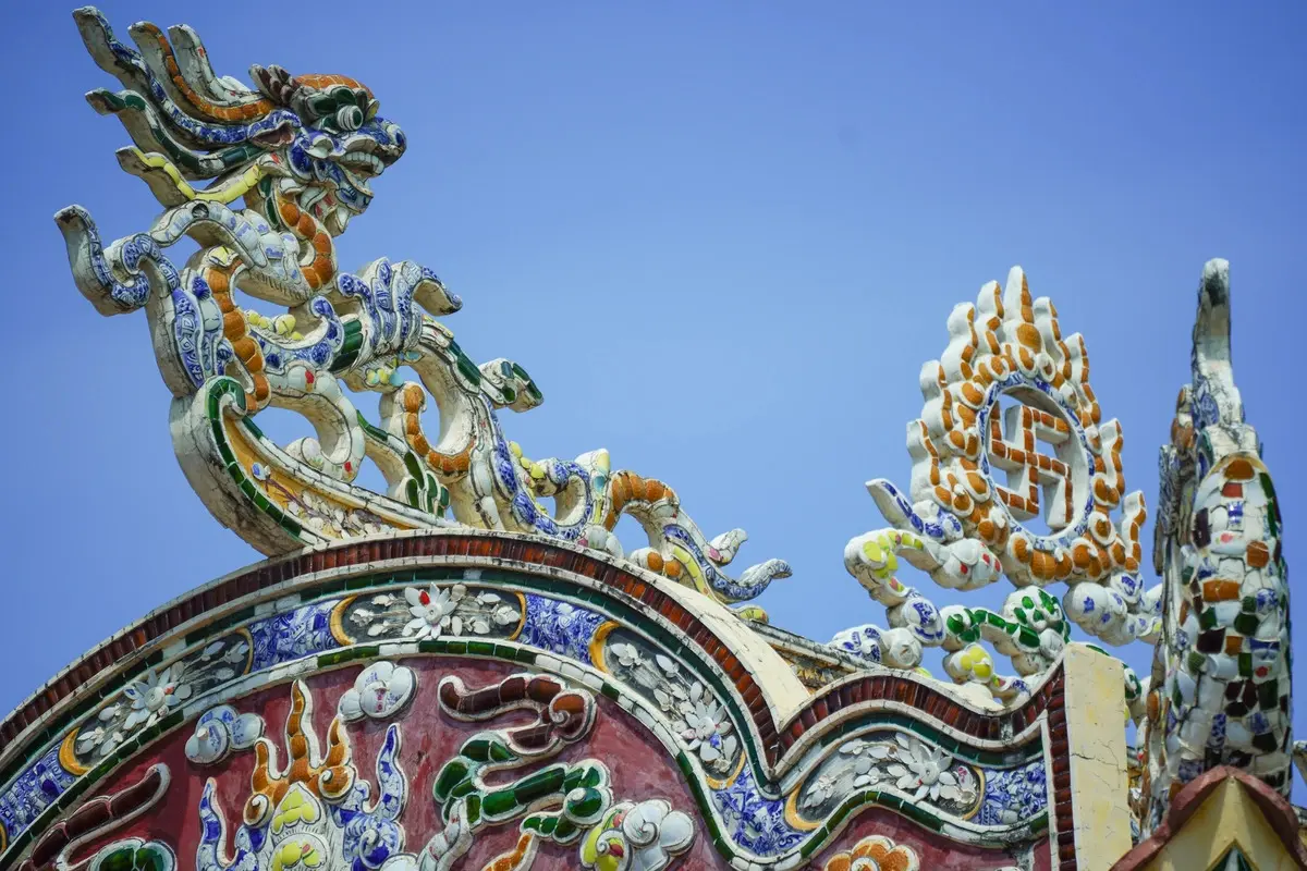 Du lịch Phan Thiết kh&aacute;m ph&aacute; ng&ocirc;i ch&ugrave;a cổ đầy huyền b&iacute; 4