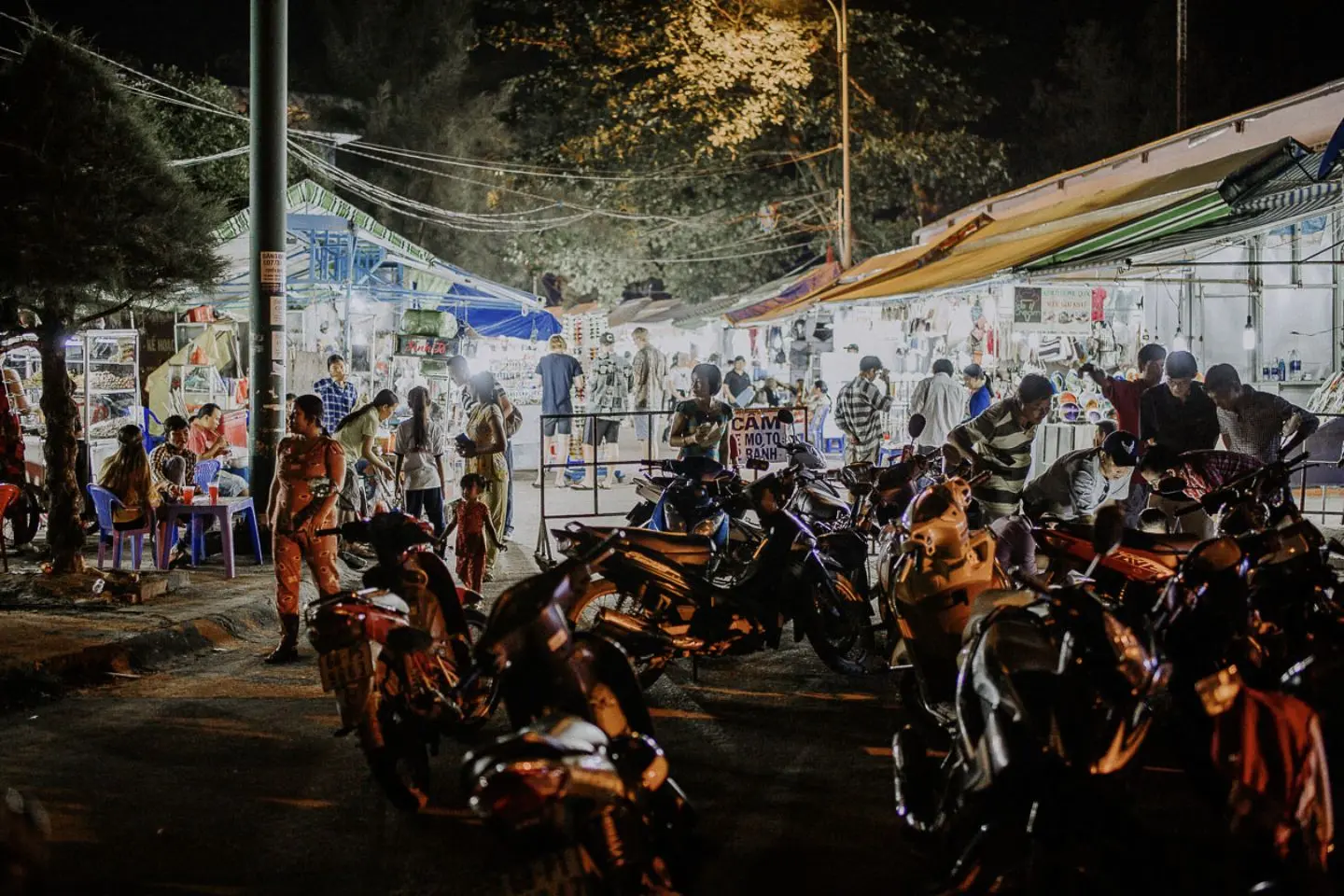 Chợ đ&ecirc;m Ph&uacute; Quốc (chợ đ&ecirc;m Bạch Đằng) &ndash; Thế giới ẩm thực nhộn nhịp khi đ&ecirc;m về 4