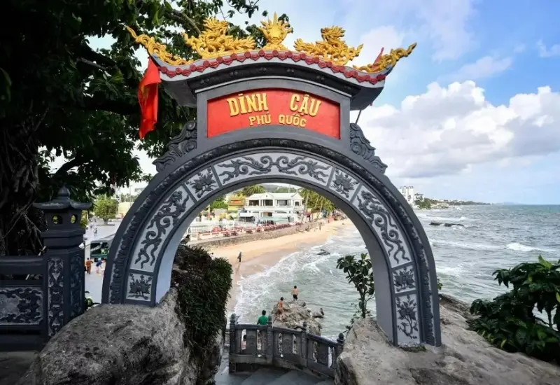 Kh&aacute;m ph&aacute; Dinh Cậu: địa điểm du lịch l&acirc;u đời tại Ph&uacute; Quốc 3