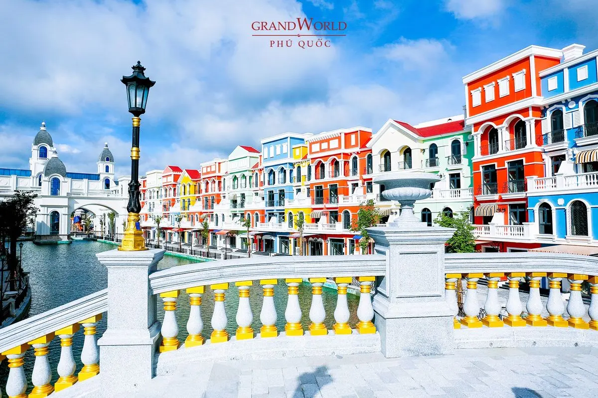 Xu&ocirc;i d&ograve;ng kh&aacute;m ph&aacute; 'Venice phương Đ&ocirc;ng' tr&ecirc;n con thuyền gondola Ph&uacute; Quốc 4