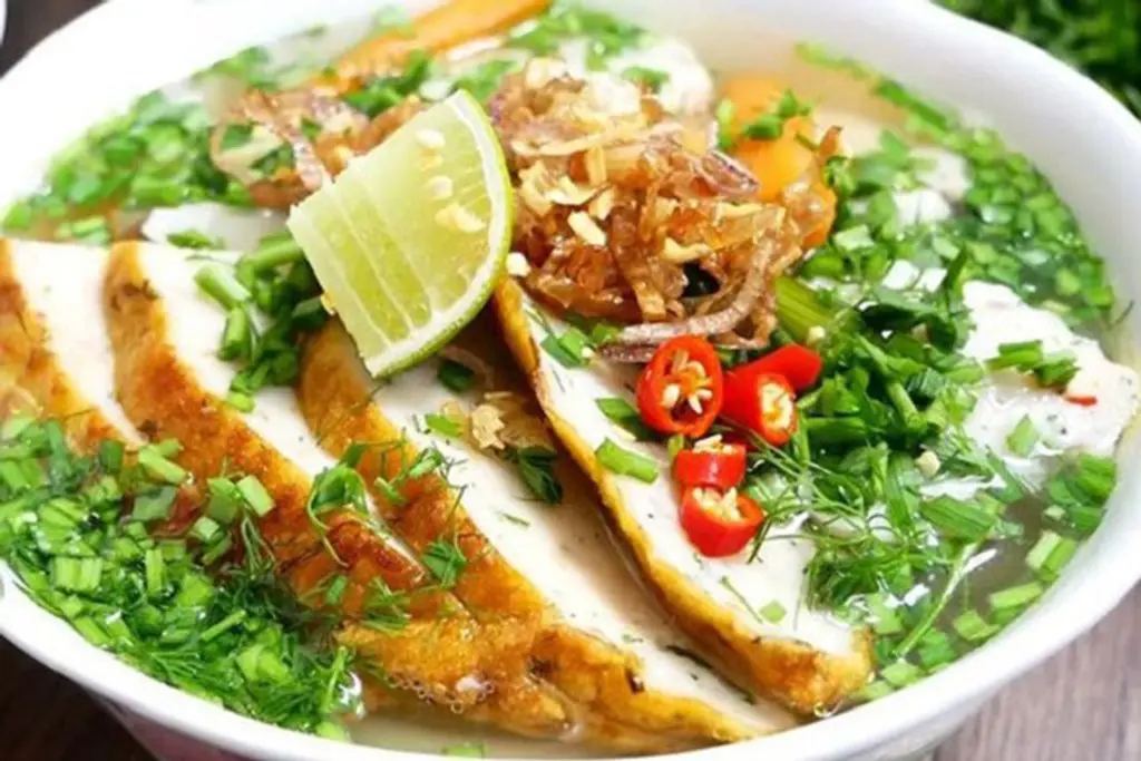 B&aacute;nh canh chả c&aacute; thu Hạnh &ndash; Qu&aacute;n ăn đặc sản Ph&uacute; Quốc si&ecirc;u hấp dẫn gi&aacute; b&igrave;nh d&acirc;n 4