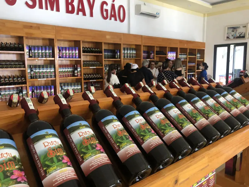 Đặc sản rượu sim Ph&uacute; Quốc l&agrave;m say l&ograve;ng biết bao thực kh&aacute;ch 4