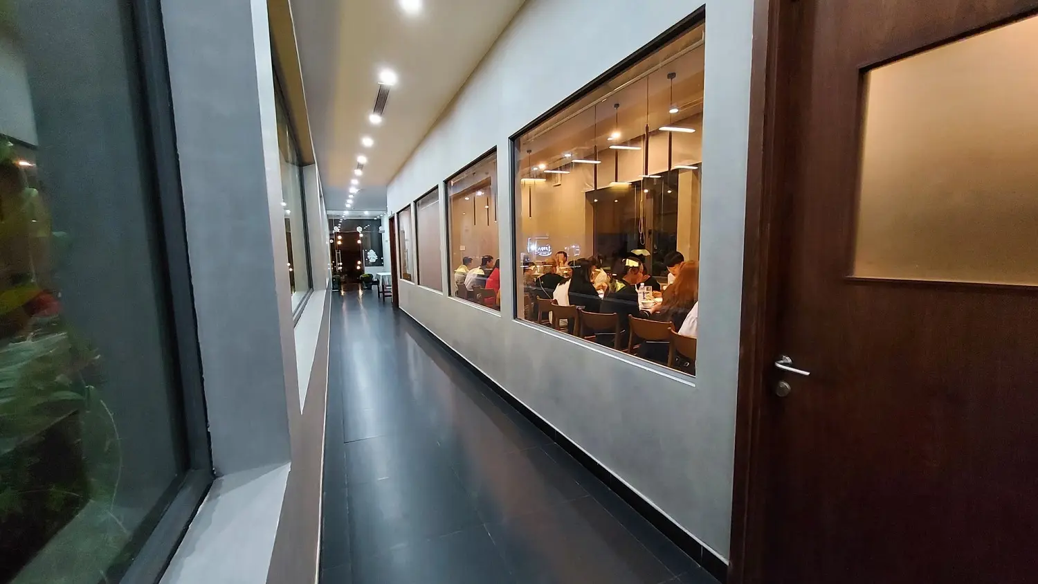 Hạnh Nhung Luxury Restaurant - Chuỗi nh&agrave; h&agrave;ng c&oacute; thiết kế đẹp v&agrave; rộng nhất Ph&uacute; Quốc 6