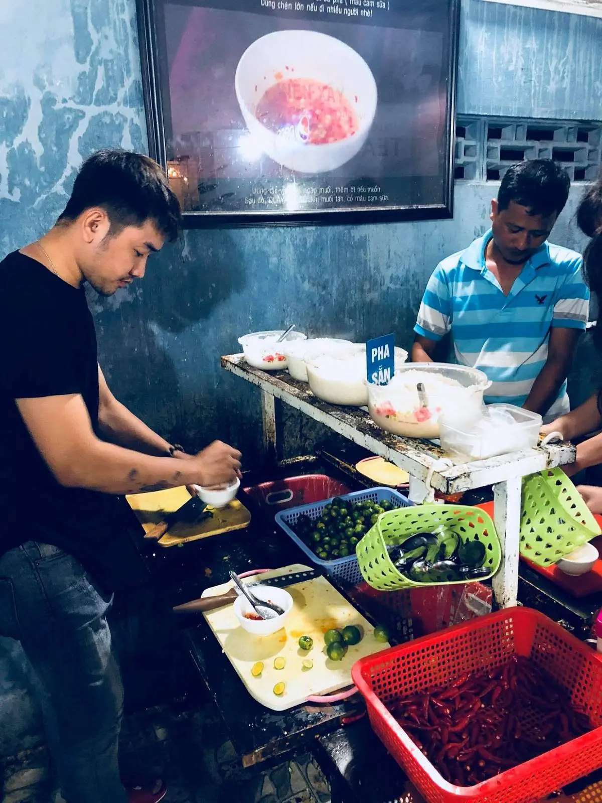 Kỳ lạ quán bún tự trả tiền tự phục vụ đông nườm nượp ở Phú Quốc 5