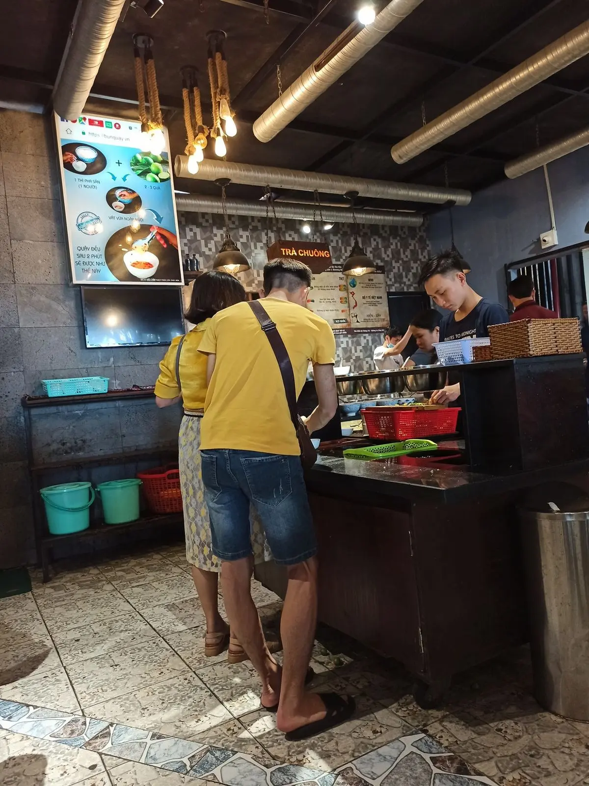 Kỳ lạ quán bún tự trả tiền tự phục vụ đông nườm nượp ở Phú Quốc 4