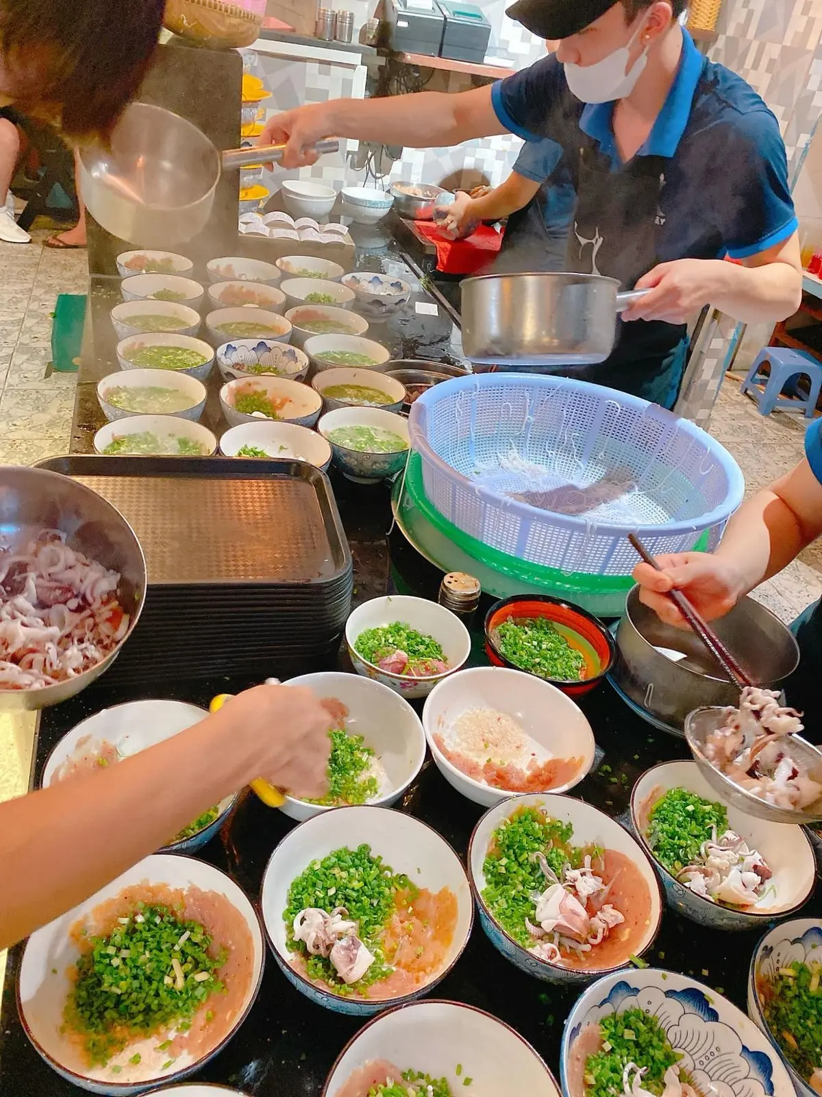 Kỳ lạ quán bún tự trả tiền tự phục vụ đông nườm nượp ở Phú Quốc 8