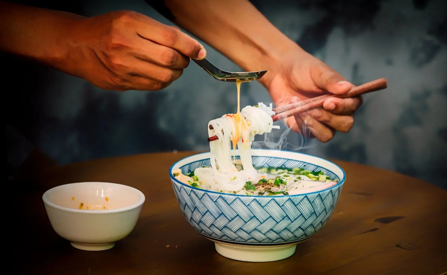Kỳ lạ quán bún tự trả tiền tự phục vụ đông nườm nượp ở Phú Quốc 13