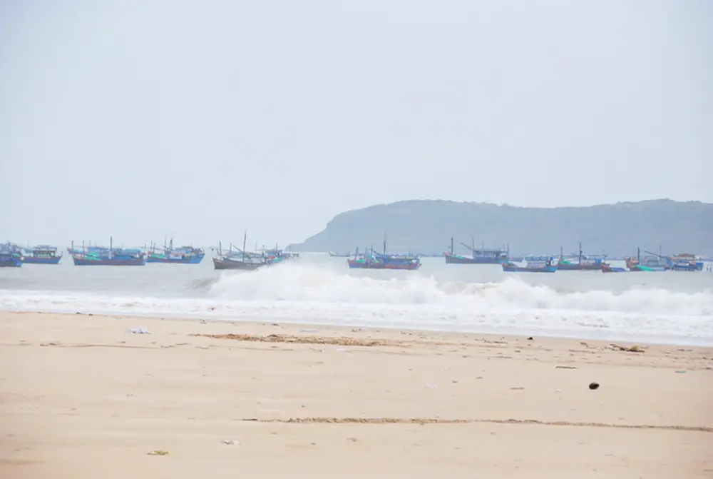 B&atilde;i biển Long Thuỷ Ph&uacute; Y&ecirc;n - N&eacute;t đẹp hoang sơ, thanh b&igrave;nh 5