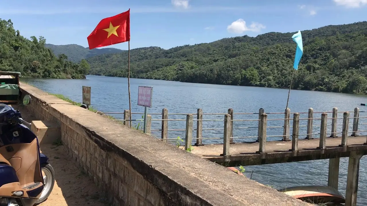 Ch&igrave;m đắm với bức tranh th&aacute;c nước trong ngần tại Hồ H&oacute;c Răm Ph&uacute; Y&ecirc;n 6