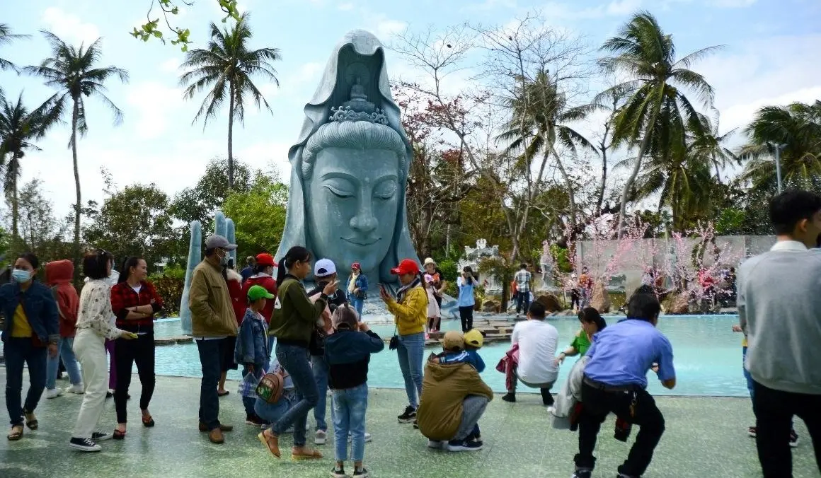 Ch&ugrave;a Thanh Lương Ph&uacute; Y&ecirc;n - N&eacute;t kiến tr&uacute;c độc đ&aacute;o từ san h&ocirc; v&agrave; g&aacute;o dừa 5