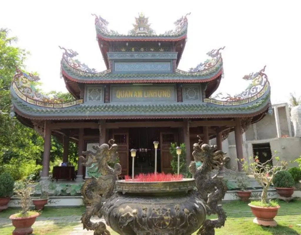 Ch&ugrave;a Thanh Lương Ph&uacute; Y&ecirc;n - N&eacute;t kiến tr&uacute;c độc đ&aacute;o từ san h&ocirc; v&agrave; g&aacute;o dừa 2