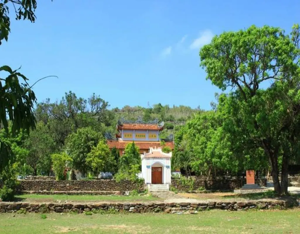 Ch&ugrave;a Từ Quang (Ch&ugrave;a Đ&aacute; Trắng) Ph&uacute; Y&ecirc;n - Cổ tự đầu ti&ecirc;n của xứ Nẫu 3