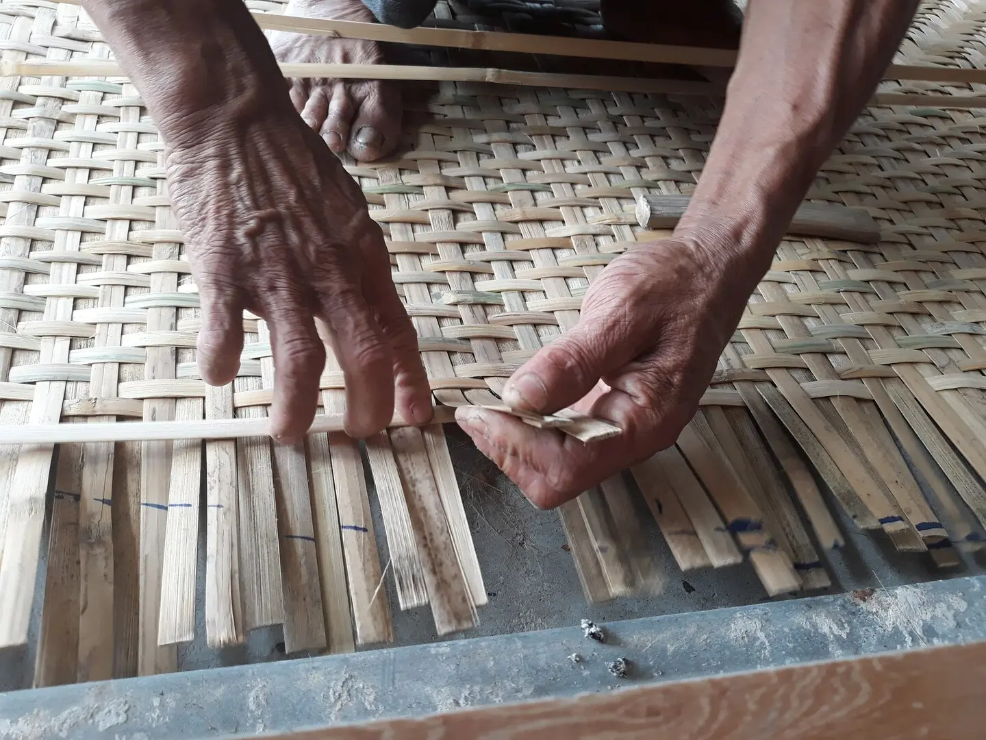 Kh&aacute;m ph&aacute; nghề đan th&uacute;ng chai Ph&uacute; Mỹ - L&agrave;ng nghề truyền thống từng bước vươn m&igrave;nh ra biển lớn 7