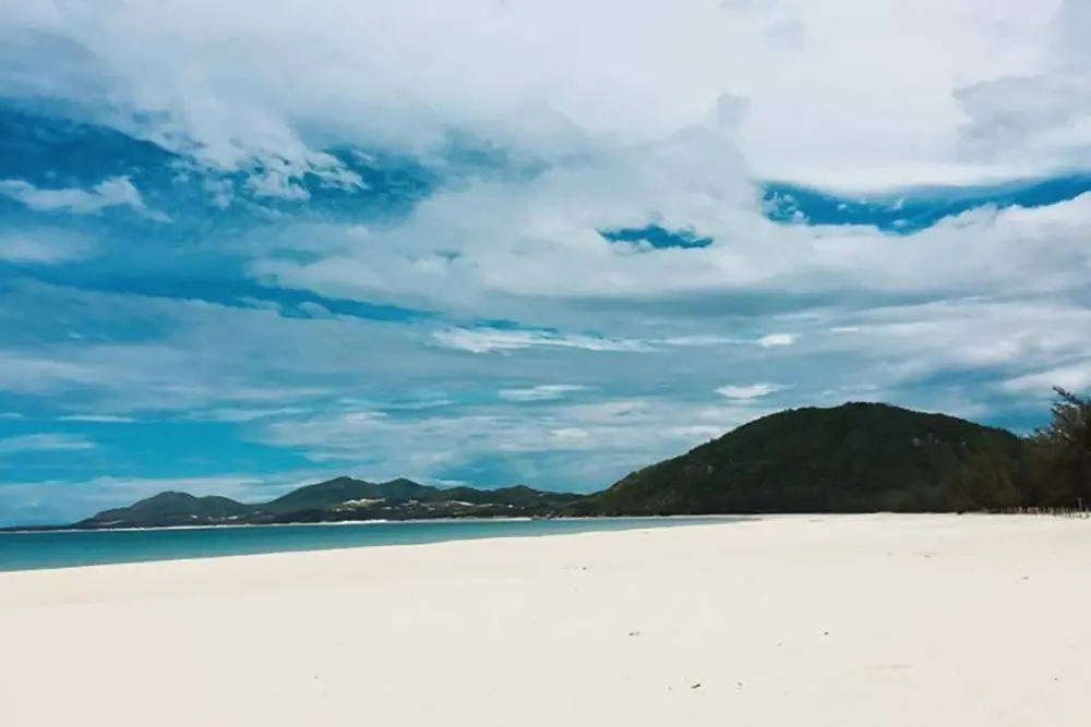Ngẩn ngơ trước vẻ đẹp hoang sơ của b&atilde;i biển Vịnh Ho&agrave; Ph&uacute; Y&ecirc;n 4