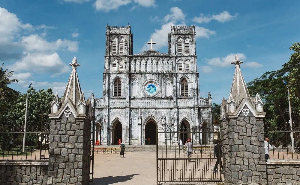 Nh&agrave; thờ Mằng Lăng Ph&uacute; Y&ecirc;n - Dấu t&iacute;ch kiến tr&uacute;c Gothic cổ xưa 3