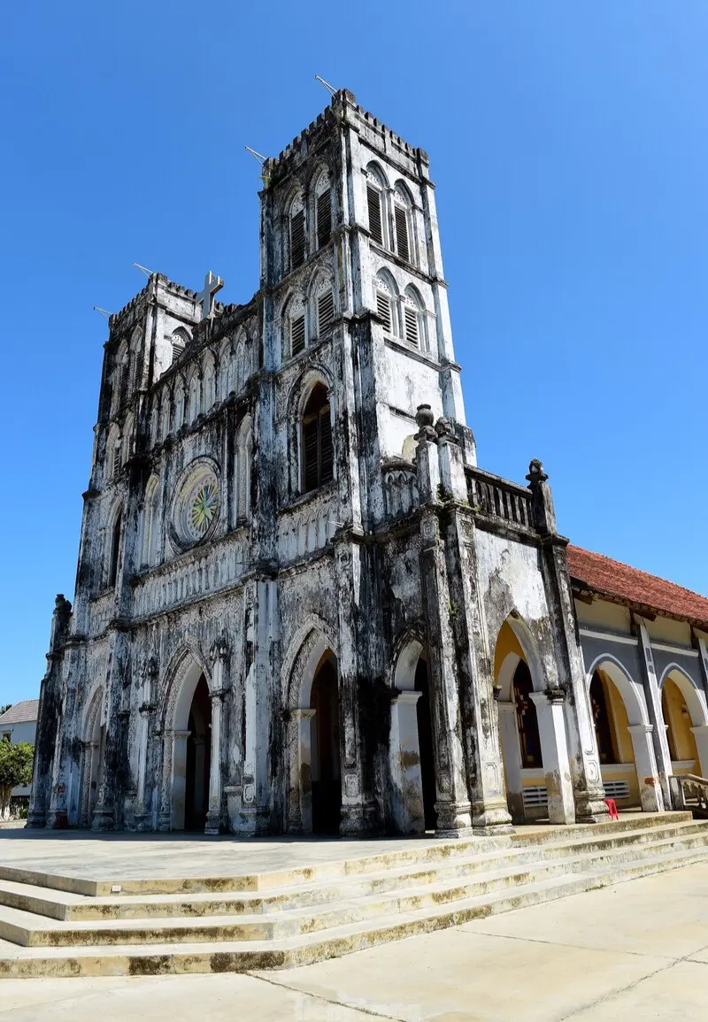Nh&agrave; thờ Mằng Lăng Ph&uacute; Y&ecirc;n - Dấu t&iacute;ch kiến tr&uacute;c Gothic cổ xưa 2