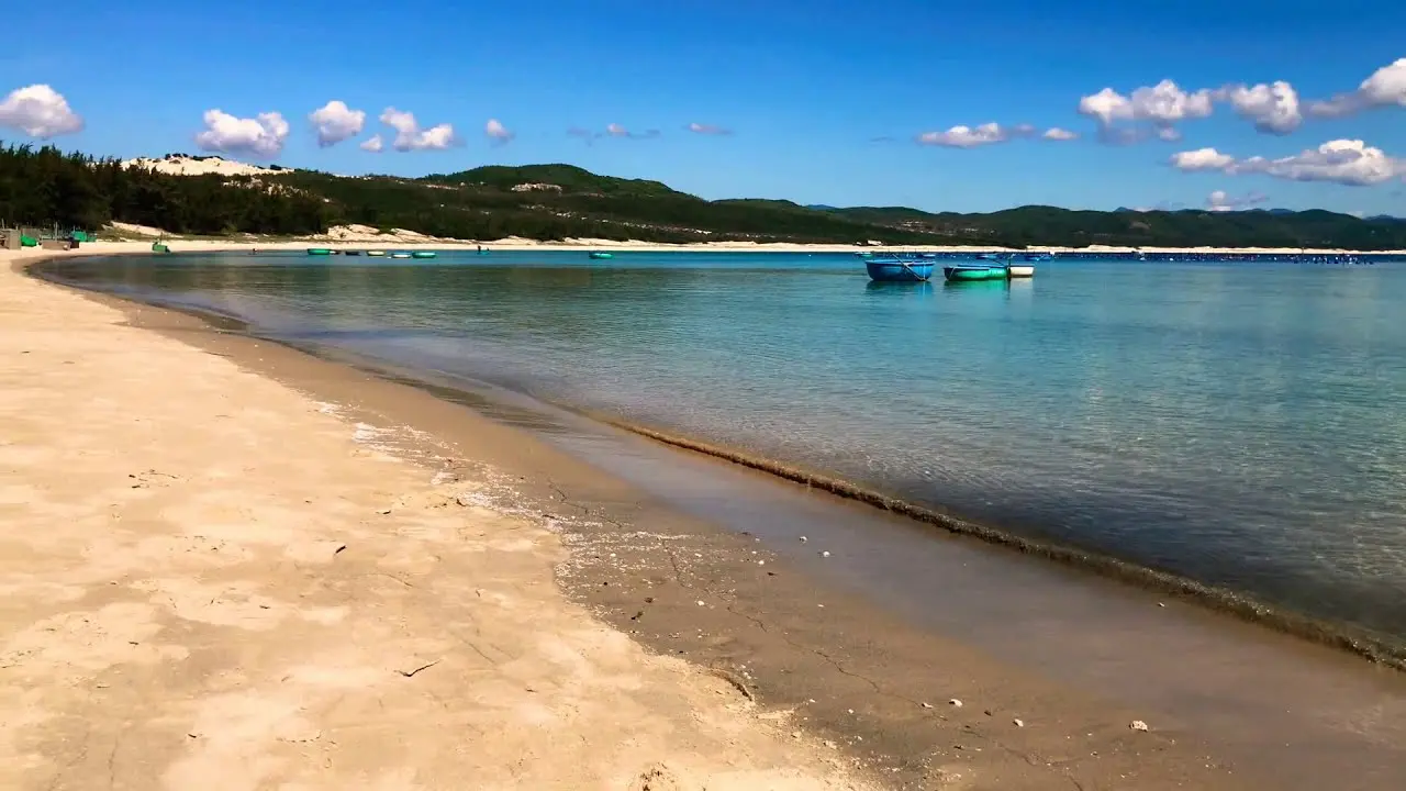 Tận hưởng m&ugrave;a h&egrave; tại b&atilde;i biển Từ Nham Ph&uacute; Y&ecirc;n 7