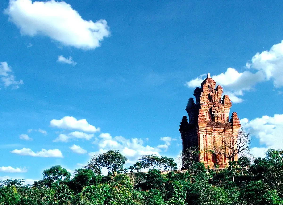 Th&aacute;p Nhạn Ph&uacute; Y&ecirc;n - Ngọn Th&aacute;p cổ xưa của người Chăm ẩn chứa nhiều điều l&yacute; th&uacute; 2