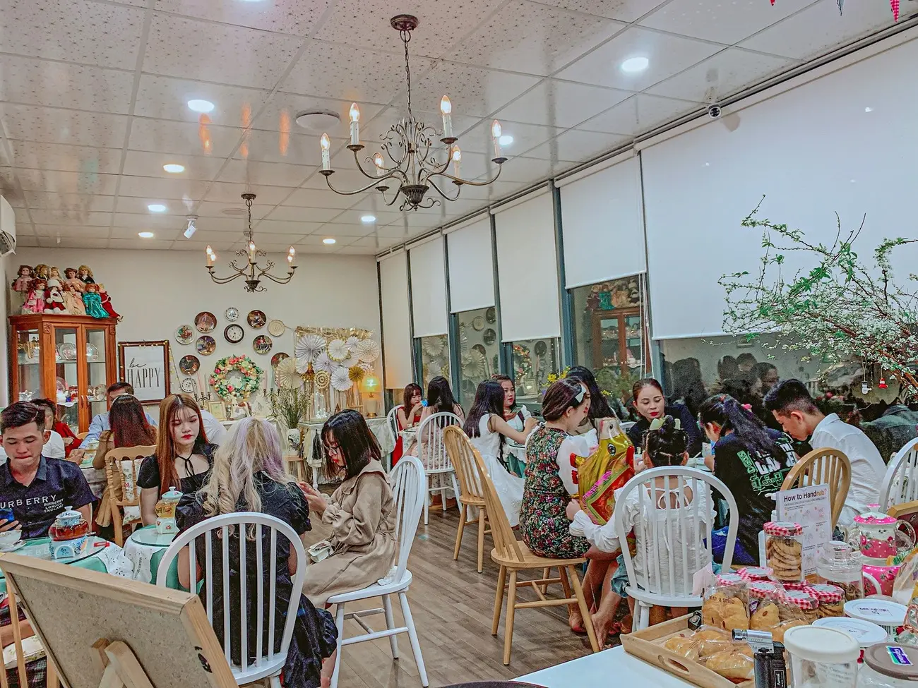 Alice Tea Room - Nơi du kh&aacute;ch lạc v&agrave;o xứ sở thần ti&ecirc;n ở Ph&uacute; Y&ecirc;n 6