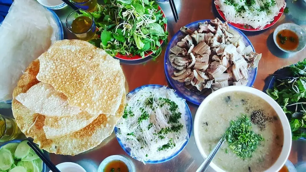 B&aacute;nh ướt chả b&ograve; v&agrave; b&aacute;nh hỏi l&ograve;ng heo Ph&uacute; Y&ecirc;n &ndash; Kỳ ph&ugrave;ng địch thủ trong danh s&aacute;ch m&oacute;n ngon Xứ Nẫu 6