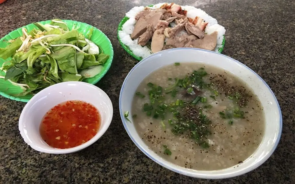 B&aacute;nh ướt chả b&ograve; v&agrave; b&aacute;nh hỏi l&ograve;ng heo Ph&uacute; Y&ecirc;n &ndash; Kỳ ph&ugrave;ng địch thủ trong danh s&aacute;ch m&oacute;n ngon Xứ Nẫu 8