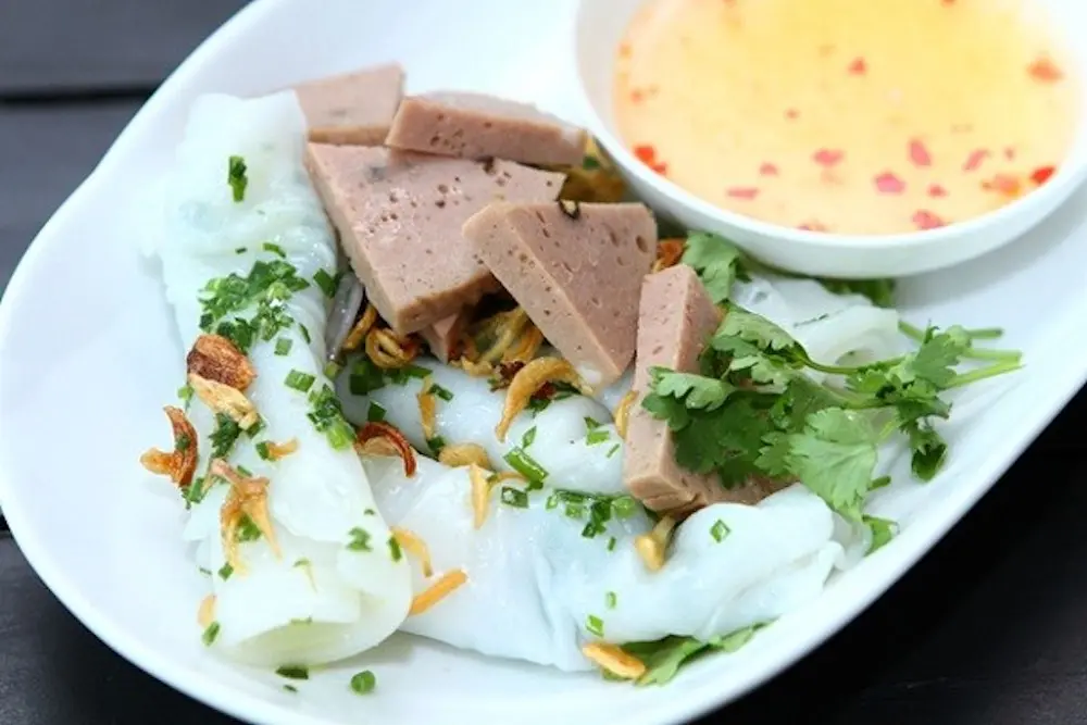 B&aacute;nh ướt chả b&ograve; v&agrave; b&aacute;nh hỏi l&ograve;ng heo Ph&uacute; Y&ecirc;n &ndash; Kỳ ph&ugrave;ng địch thủ trong danh s&aacute;ch m&oacute;n ngon Xứ Nẫu 5
