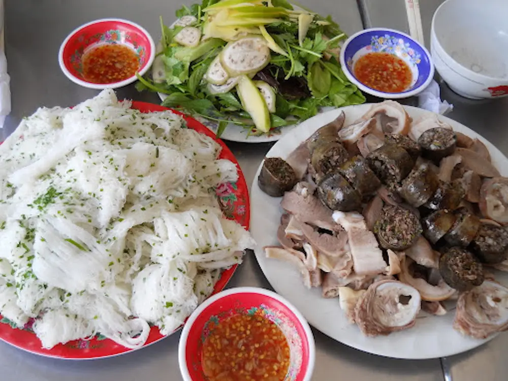 B&aacute;nh ướt chả b&ograve; v&agrave; b&aacute;nh hỏi l&ograve;ng heo Ph&uacute; Y&ecirc;n &ndash; Kỳ ph&ugrave;ng địch thủ trong danh s&aacute;ch m&oacute;n ngon Xứ Nẫu 7